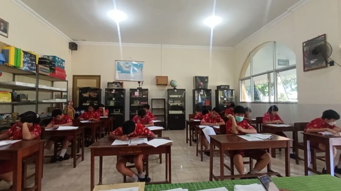 Siswa Kelas VI SD Katolik Sang Timur Sumenep Jalani Asesmen Sumatif Akhir dengan Khidmat