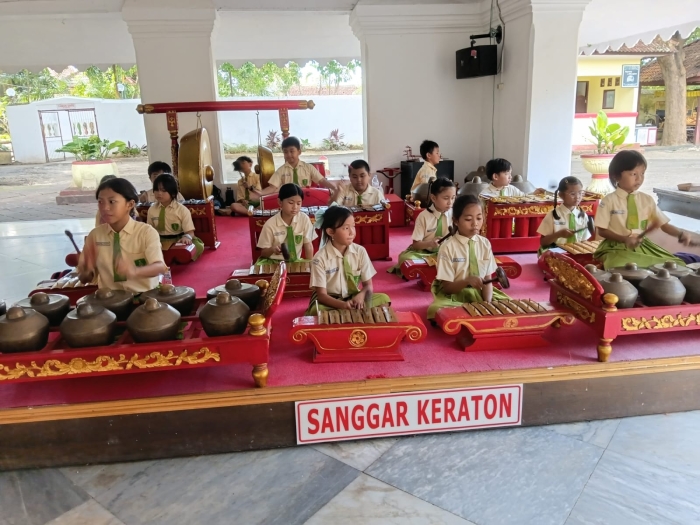Gema Gamelan Cilik: Siswa SDK Sang Timur Sumenep Pukau Pengunjung Keraton
