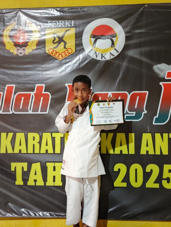 Fernando, Siswa SDK Sang Timur Sumenep, Raih Emas di Kejurkab Karate Inkai 2025!